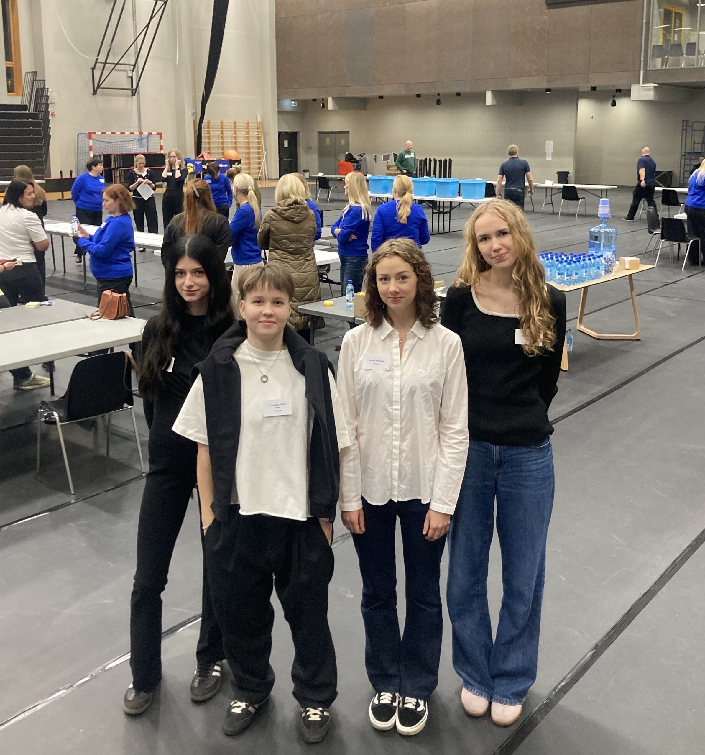 PERGi õpilased Vanessa, Cordelia, Astrid ja Maarja valimisstaabis Sõle Spordikeskuses