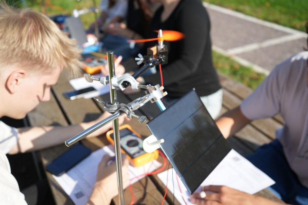 Õpilased valikmooduli tunnis päikesepaneelidega