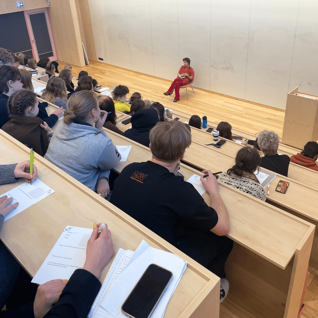 Riste Sofie Käär õpilastega kohtumas