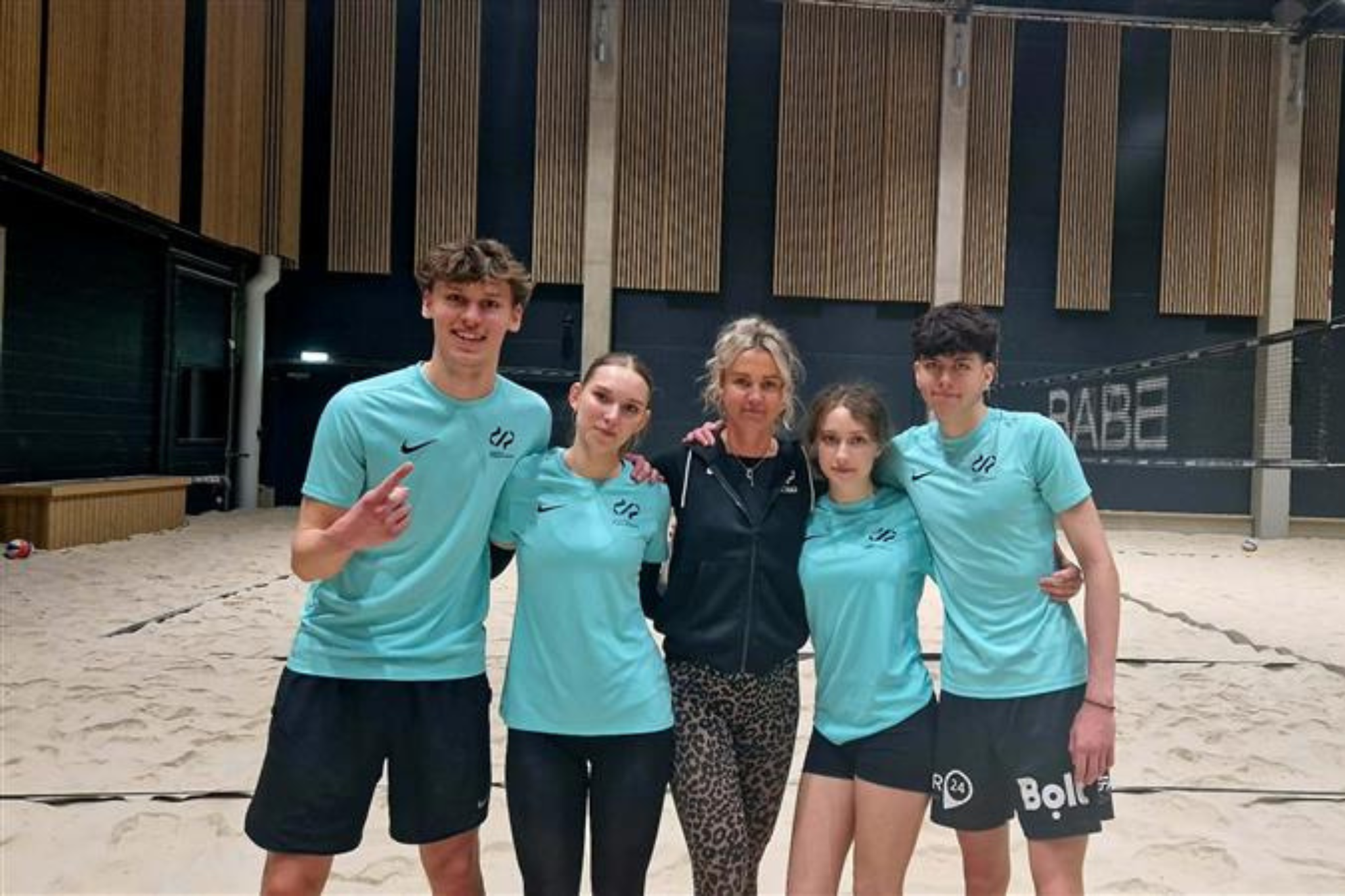 Võrkpallitiim ja õpetaja Grete pallimängufestivalil